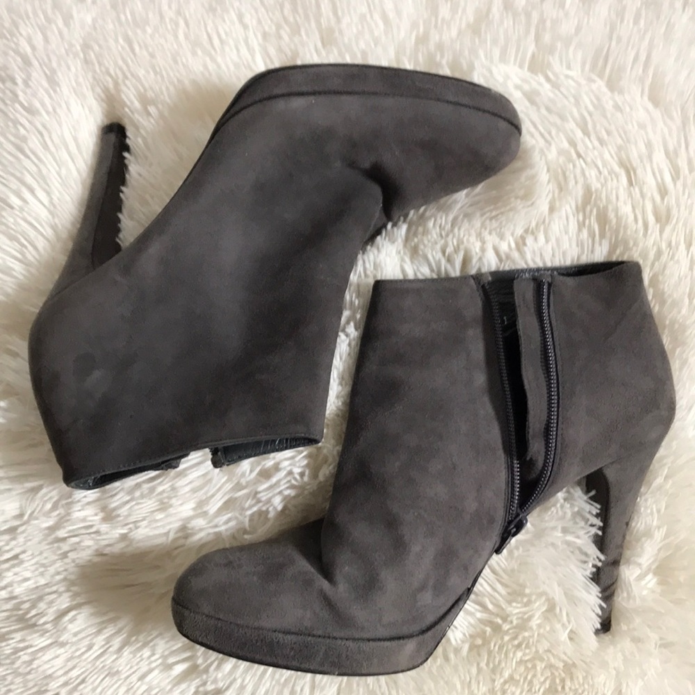 Euc Stuart Weitzman Grey Suede Booties